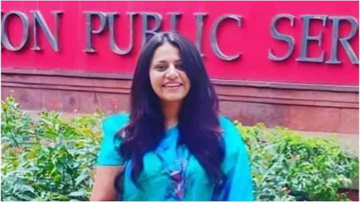 Who is Puja Khedkar: पूजा खेडकर को UPSC परीक्षा 2022 में 821वीं रैंक मिली थी. उस साल OBC श्रेणी से IAS बनने वाले अंतिम छात्रों की रैंक 434 थी. पूजा की रैंक काफी पीछे थी फिर भी वह IAS बन गईं.