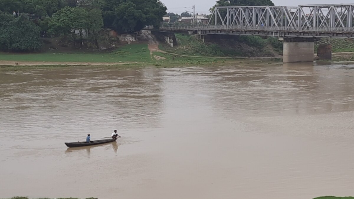 UP Flood News: नेपाल के पानी ने यूपी में मचाया हाहाकार, कई स्कूलों में भरा, बच्चों की पढ़ाई पर संकट