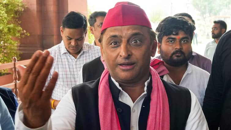 Akhilesh Yadav targets BJP by sharing viral video of crowd gathering for job in Gujarat 'जब तक BJP है तब तक...', गुजरात में नौकरी के लिए उमड़ी भीड़ के वीडियो पर अखिलेश यादव का बड़ा दावा