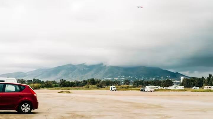 વરસાદની ઋતુ દરમિયાન તમે નોંધ્યું જ હશે કે વાદળ ફાટવાથી,  ખાસ કરીને પર્વતીય વિસ્તારોમાં ક્યારેક ભારે વિનાશ સર્જે છે. પરંતુ શું તમે જાણો છો આ પાછળનું કારણ? આજે અમે તમને જણાવીશું કે વાદળો કેમ ફાટે છે.