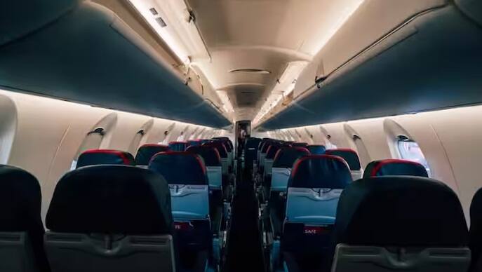 ફ્લાઇટમાં મુસાફરી કરતા મુસાફરોની સંખ્યા વધી રહી છે. આનું કારણ એ છે કે લાંબા અંતરની મુસાફરી જે રોડ અને રેલ્વે દ્વારા ઘણા કલાકો લે છે. વિમાન દ્વારા તે મુસાફરી માત્ર થોડા કલાકોમાં પૂર્ણ થાય છે.