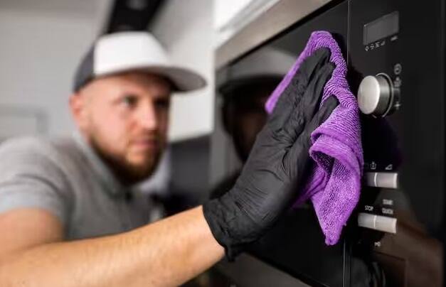 કેટલીકવાર માઇક્રોવેવમાંથી ગંદકી દૂર કરવી થોડી મુશ્કેલ બની જાય છે. આવી સ્થિતિમાં તમે આ ઉપાય અજમાવી શકો છો.