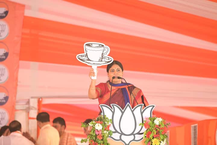 ऐसे में अनुप्रिया ने न सिर्फ ओबीसी आरक्षण के मुद्दे पर यूपी सरकार को खत लिखा बल्कि एक इंटरव्यू में यह भी कहा कि तीसरे चरण (आम चुनाव) के बाद गड़बड़ी के संकेत मिले.