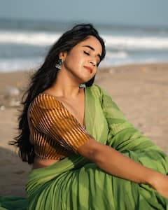 Deepthi Snaina: బీచులో దీప్తి సురైనా- ఆకుపచ్చ చీరలో అందాల కనువిందు