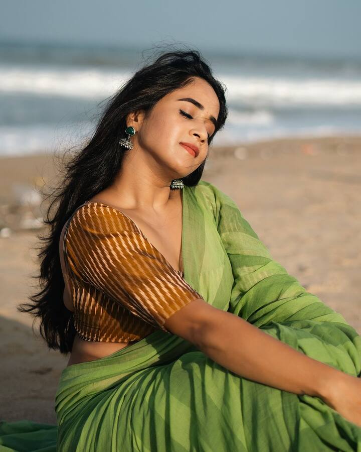 సోషల్ మీడియాలో అందాల చిన్నది దీప్తి సునైనా చేసే సందడి మామూలుగా ఉండదు. మోడ్రన్ డ్రెస్సులోనూ, సంప్రదాయ దుస్తుల్లోనూ అందాలతో కనువిందు చేస్తుంది. Photo Credit: Deepthi Snaina/Instagram