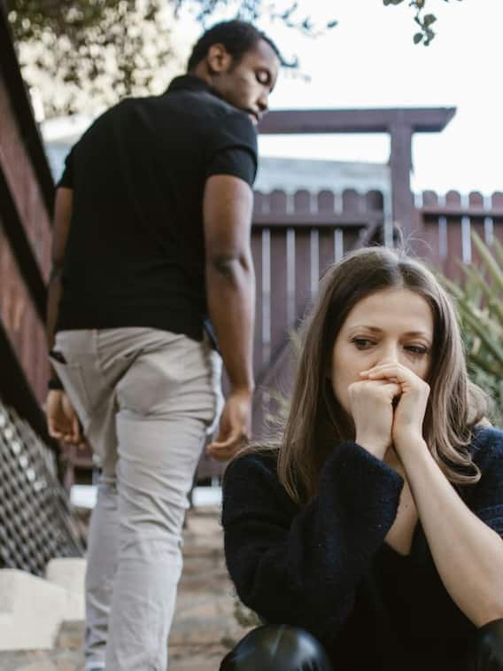 पति को काला बताकर बॉयफ्रेंड संग फरार हो गई महिला