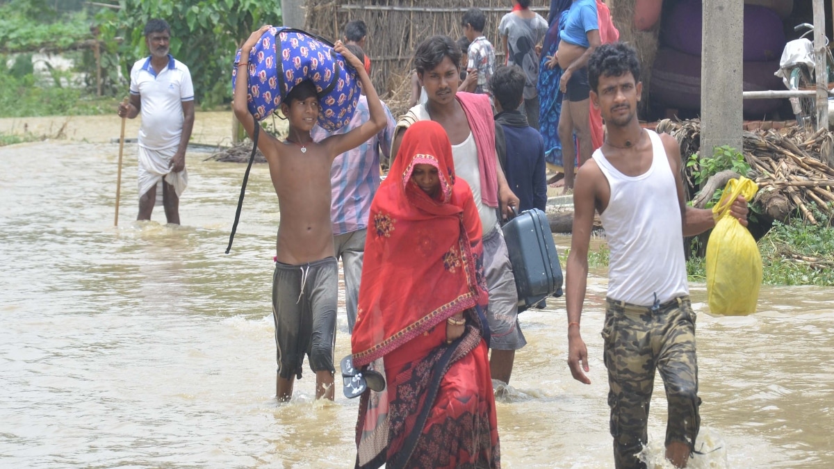 Bihar Flood: गंडक नदी में उफान से बगहा में बिगड़े हालात, बाढ़ से लोग सड़कों पर रहने को मजबूर