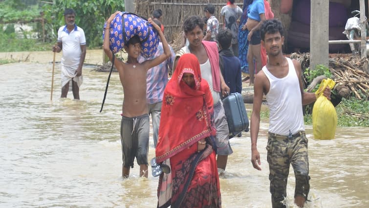 Flood in West Champaran Bettiah and Bagaha of Bihar due to release of water from Nepal into Gandak river Bihar Flood: गंडक नदी में उफान से बगहा में बिगड़े हालात, बाढ़ से लोग सड़कों पर रहने को मजबूर