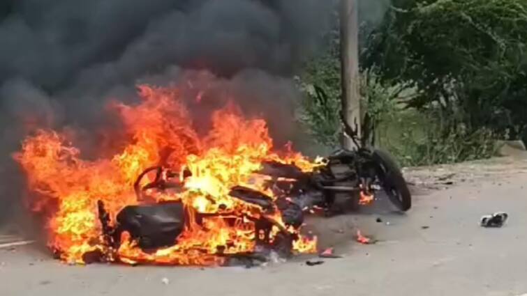 Mahoba bike accident fire broke out after collision 4 died and 2 injured ann महोबा में भीषण सड़क हादसा, बाइकों में टक्कर के बाद लगी आग, मामा-भांजे समेत 4 की मौत