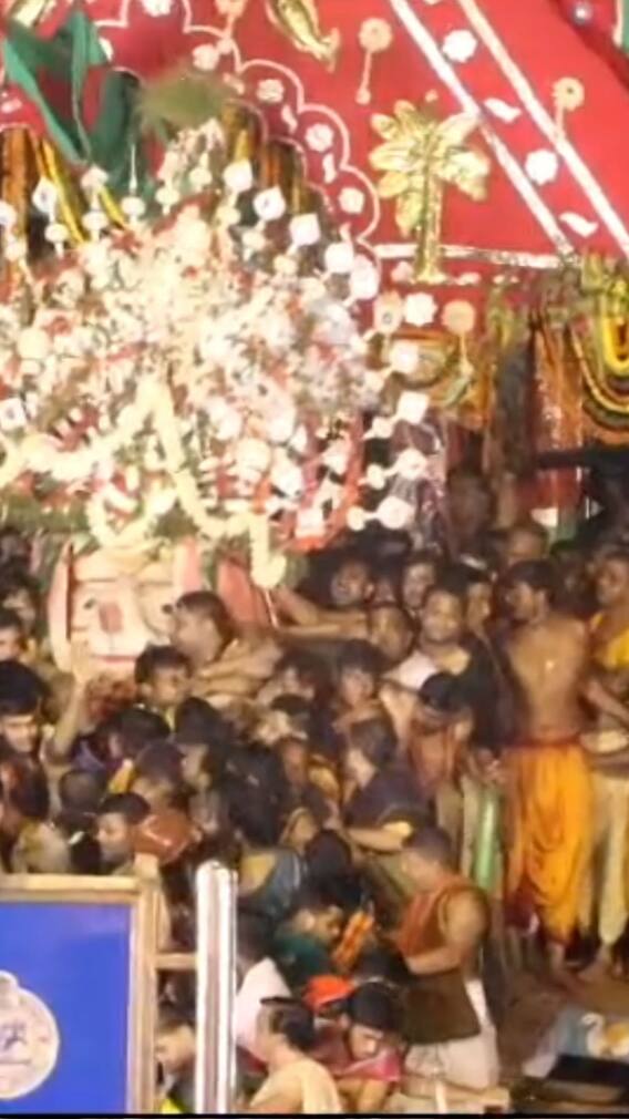 পুরীতে রথ থেকে নিচে পড়ে গেল বলরামের মূর্তি !