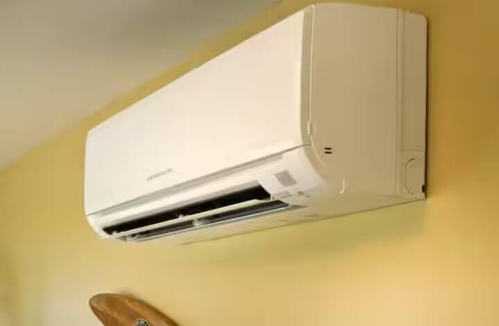 ਭਾਰਤ ਦੇ ਕਈ ਸੂਬਿਆਂ ਵਿੱਚ ਇਨ੍ਹੀਂ ਦਿਨੀਂ ਭਾਰੀ ਮੀਂਹ ਪੈ ਰਿਹਾ ਹੈ। ਮੀਂਹ ਨੇ ਲੋਕਾਂ ਨੂੰ ਗਰਮੀ ਤੋਂ ਕੁਝ ਹੱਦ ਤੱਕ ਰਾਹਤ ਜ਼ਰੂਰ ਦਿੱਤੀ ਹੈ। ਪਰ ਫਿਰ ਵੀ ਲੋਕਾਂ ਨੂੰ ਹੁੰਮਸ ਭਰੀ ਗਰਮੀ ਦਾ ਸਾਹਮਣਾ ਕਰਨਾ ਪੈ ਰਿਹਾ ਹੈ। ਇਸ ਤੋਂ ਬਚਣ ਲਈ ਕਈ ਲੋਕ ਏ.ਸੀ. ਦਾ ਸਹਾਰਾ ਲੈ ਰਹੇ ਹਨ।