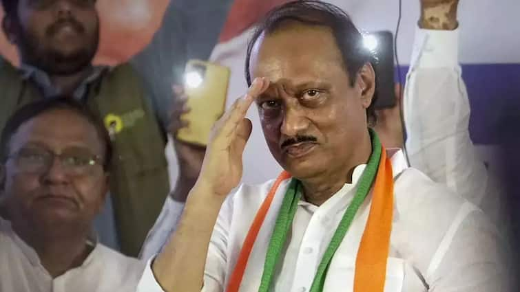 ajit pawar directed to provide 12 hectares land from MIDC for construction of international standard cricket stadium in Kolhapur Ajit Pawar : तिकडे शरद पवार कोल्हापुरात, इकडे अजित पवारांची मोठी घोषणा; आंतरराष्ट्रीय दर्जाचे क्रिकेट स्टेडिअम उभारणार