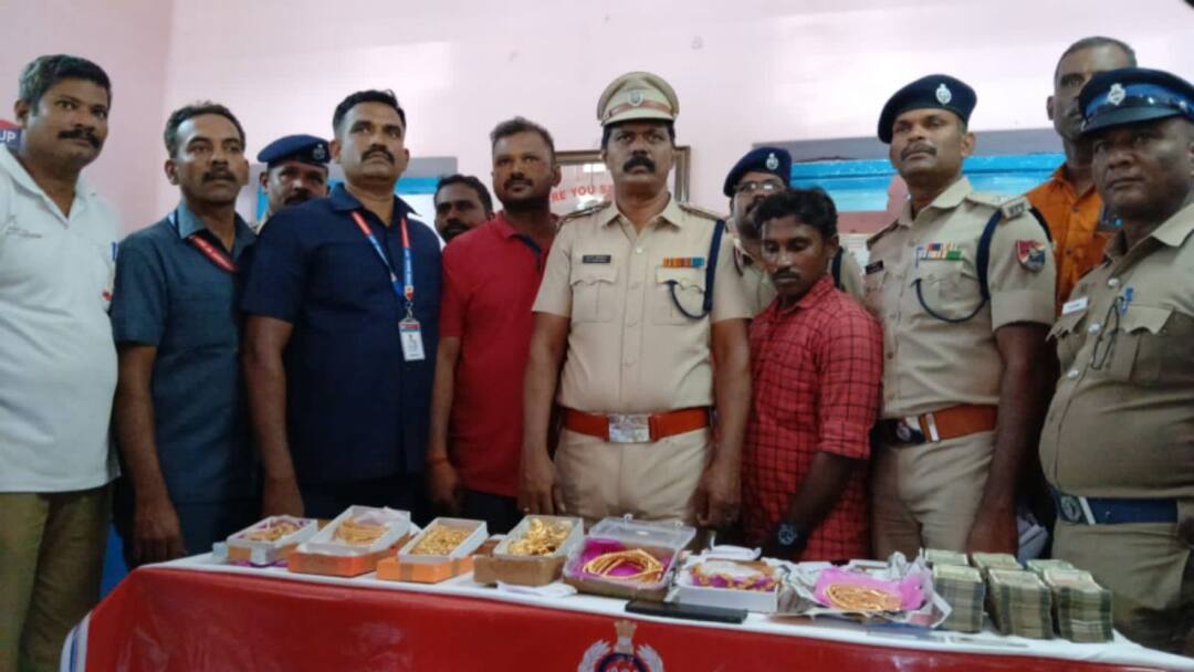 Trichy Junction railway station Gold jewelery and cash worth ₹.2.04 crore seized  Railway police action - TNN ரயிலில் கைப் பையில் கொண்டு வந்த  ₹ 2.04 கோடி மதிப்பிலான தங்க நகை, பணம் - திருச்சி ரயில் நிலையத்தில் சிக்கிய பயணி