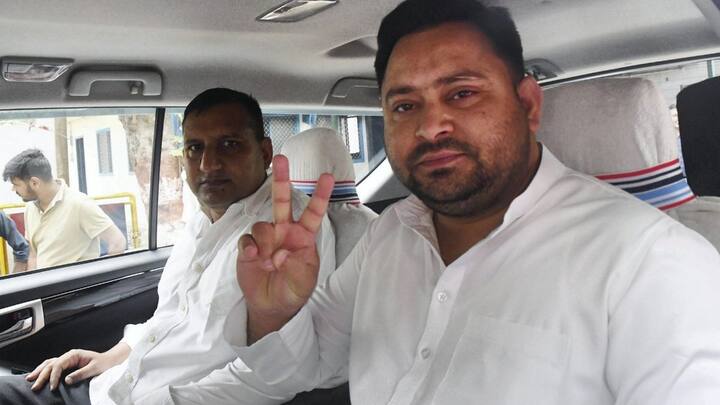 न्यूज नेशन की रिपोर्ट के मुताबिक बिहार की सबसे बड़ी पार्टी राजद के तेजस्वी यादव और जन सुराज के संस्थापक प्रशांत किशोर के बीच तनातनी शुरू है. प्रशांत किशोर ने तेजस्वी यादव को लेकर नौंवी फेल और अनपढ़ जैसे शब्दों का भी प्रयोग किया. प्रशांत किशोर ने जनता के सामने कहा कि तेजस्वी यादव को ना तो भोजपुरी आती है और ना ही अंग्रेजी. उन्होंने न कभी कुछ पढ़ा ना समझा और बड़े होकर सिर्फ बकवास करते हैं.