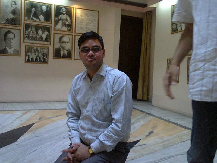 'এভাবেও ফিরে আসা যায়...।' এই গানের লাইনই হয়তো মনে পড়বে রিঙ্কু সিংহ রাহির জীবনকাহিনি শুনলে। দরিদ্র পরিবার থেকে উঠে আসা। দুর্নীতির বিরুদ্ধে লড়াইয়ে নেমে প্রাণঘাতী হামলার শিকার হওয়া। তারপর দুর্গম পথ পেরিয়ে আইএএস। অনেকটা এমনই জীবন এই ব্য়ক্তির।