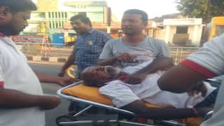 பேத்தியை பார்க்க வந்த முதியவரை முட்டிய மாடு; உயிருக்கு ஆபத்தான நிலையில் மருத்துவமனையில் அனுமதி