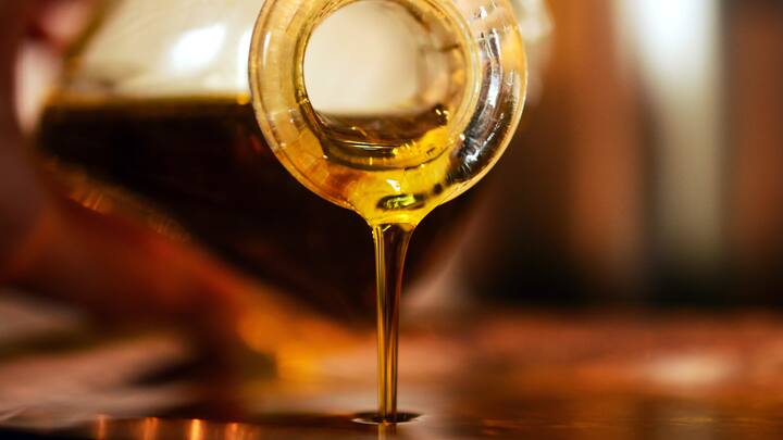 5. Drain Excess Oil: After frying, place your snacks on a wire rack or a plate lined with paper towels to drain excess oil. This step helps in removing any residual oil from the surface, making your fried food less oily. (Image Source: Canva)