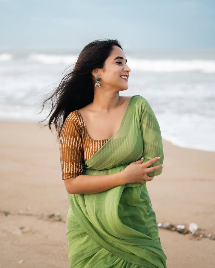 ప్రస్తుతం అడపాదడపా వెబ్ సిరీస్ లలో నటిస్తూనే, నెట్టింట సందడి చేస్తుంది.Photo Credit: Deepthi Snaina/Instagram