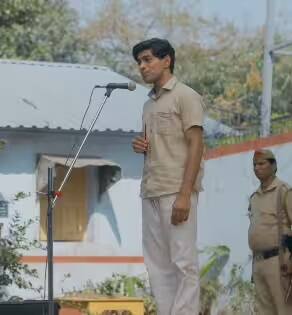 रहीम आपल्या कवितेत शिव्यांची पेरणी करतो. पण, या शिव्या ऐकून लोकांना हसू फुटते.