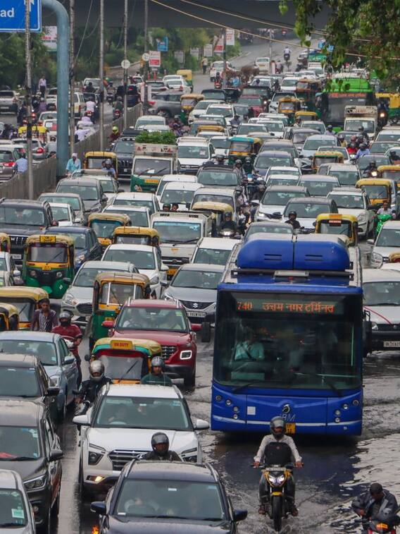 दिल्ली में बारिश के बाद जलभराव से लोग हुए परेशान, अब कैसा रहेगा मौसम?