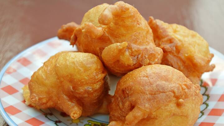 7. Mind Your Portions: Even with healthier deep-frying practices, moderation is key. Enjoy your monsoon treats in sensible portions to balance indulgence with a healthy diet.  (Image Source: Canva)