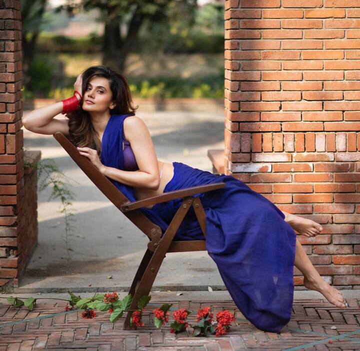 ब्लू कलर की इस साड़ी में तापसी पन्नू बेहद स्टनिंग दिख रही हैं. हाथ में लाल चूड़ियां पहने और कमर पर कमरबंध डाले एक्ट्रेस काफी जच रही हैं.