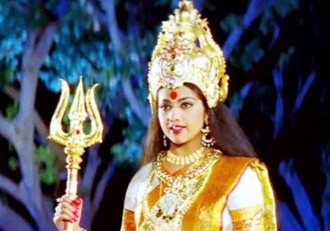 மீனா, ராம்கி, திவ்யா உன்னி, சரண்ராஜ் ஆகியோர் நடித்திருந்த பாளையத்தம்மன் படத்தை ராமா நாராயணன் இயக்கி இருந்தார். படத்தில் இடம்பெற்ற வேப்பிலை வேப்பிலை, ஆடி வந்தேன், பாளையத்தம்மா நீ பாச விளக்கு பாடல்கள் இன்றைக்கும் திருவிழாக்களில் ஒலிக்கப்படுகிறது.