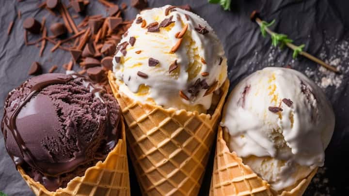 आइसक्रीम का इतिहास लगभग 3000 ईसा पूर्व माना जाता है. उस वक्त फलों के जूस में बर्फ मिलाकर आइसक्रीम बनाई जाती थी. हालांकि अलग-अलग इतिहासकारों की अपनी धारणाएँ हैं.