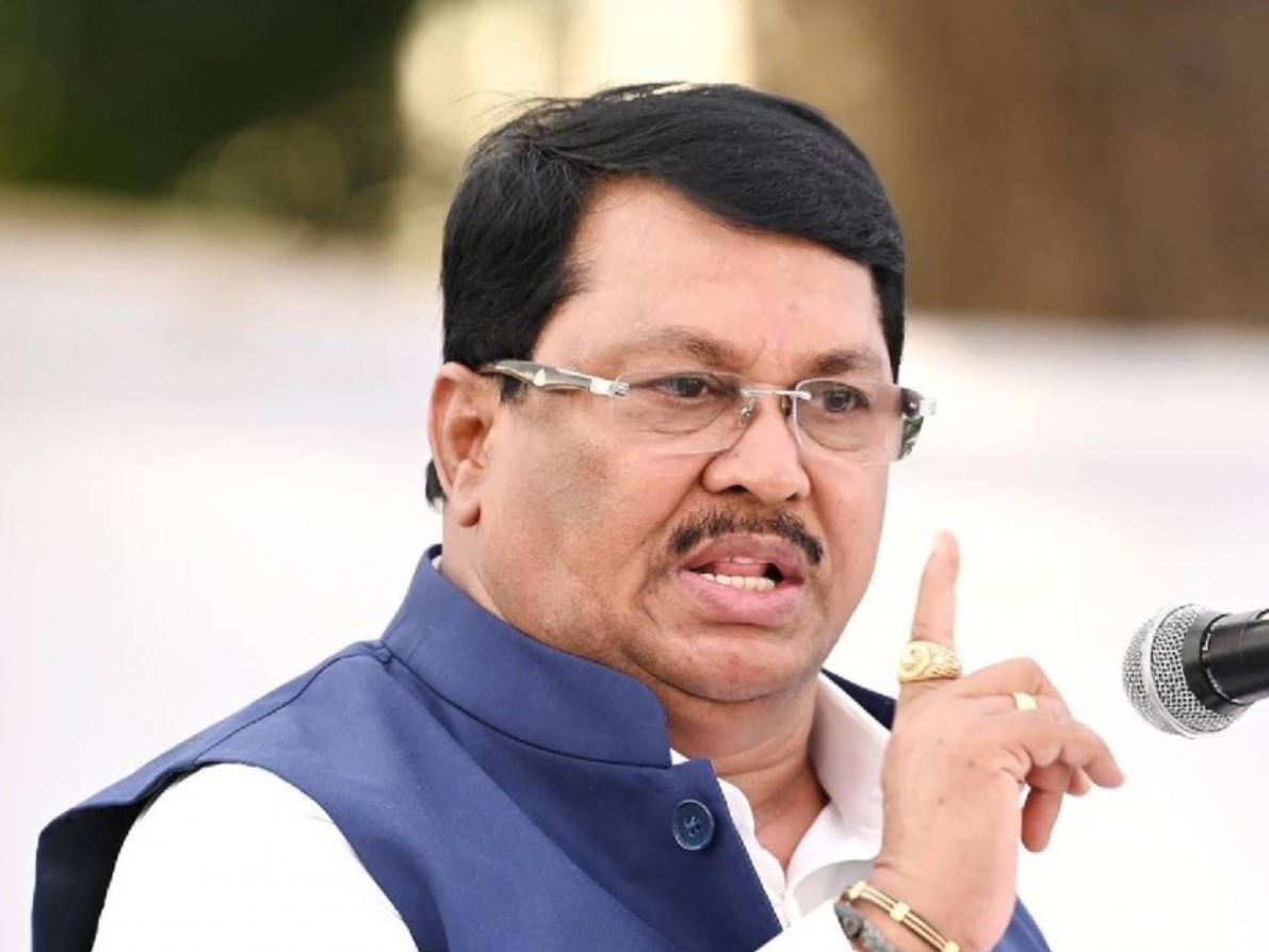 Maharashtra Legislature Monsoon Session Leader of Opposition Vijay  Wadettiwar criticized on Maharashtra Govt | सरकारनं दोन्ही समाजाला झुंजवत  ठेवलं, भ्रष्टाचार बाहेर येऊ नये म्हणून सभागृह ...