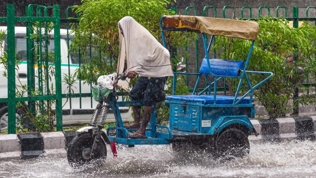 Delhi Monsoon Photos: दिल्ली में बारिश से मौसम हुआ Awesome लेकिन कुछ इलाकों जलजमाव बनी परेशानी