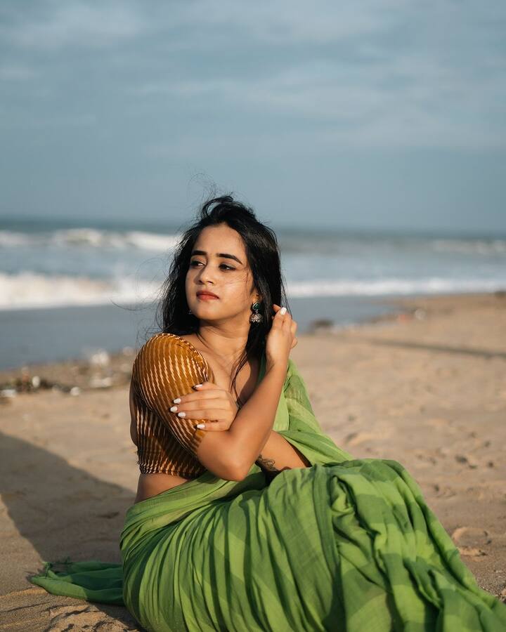 ఇసుక తిన్నెలపై కూర్చుని సముద్రపు అలలతో ఆటలాడుతూ కనిపించింది. Photo Credit: Deepthi Snaina/Instagram
