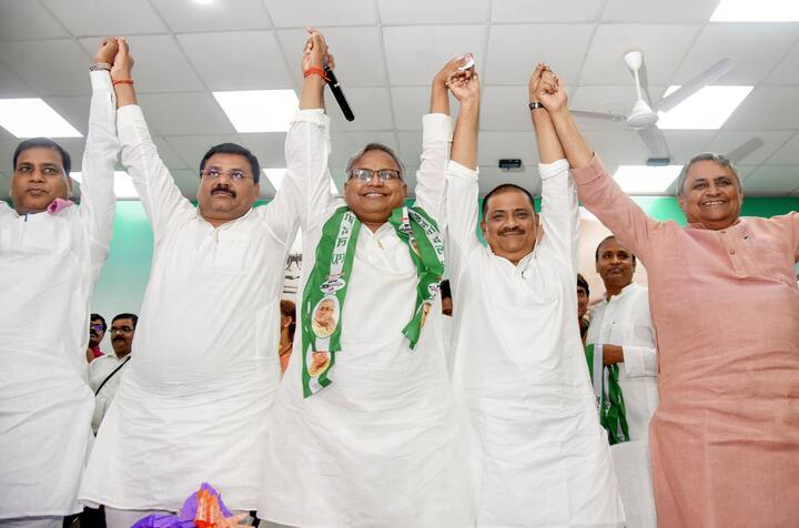 जेडी(यू) नेता बनने के बाद मनीष वर्मा बोले कि नीतीश कुमार का व्यक्तित्व असाधारण है. उन्हें उनसे प्रेरण मिलती है और सुशासन बाबू (सीएम) बेहद अद्भुत हैं.
