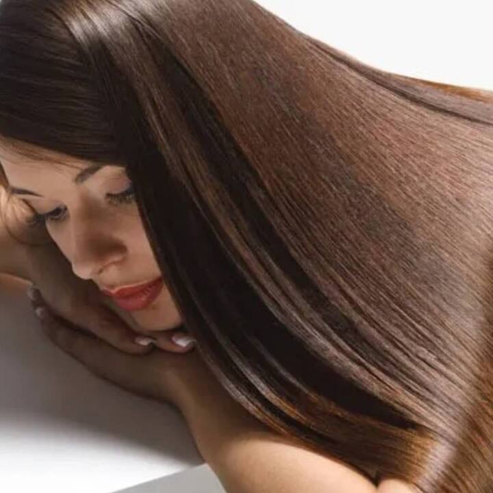 ਕੇਰਾਟਿਨ ਇੱਕ ਅਜਿਹਾ ਇਲਾਜ ਹੈ ਜੋ ਵਾਲਾਂ ਨੂੰ ਸਿੱਧਾ ਕਰਨ ਲਈ ਵਰਤਿਆ ਜਾਂਦਾ ਹੈ। ਇਸ ਦੇ ਨਾਲ ਹੀ ਤੁਹਾਡੇ ਵਾਲਾਂ ਦੀ ਚਮਕ ਵੀ ਵਧਦੀ ਹੈ। ਕੇਰਾਟਿਨ ਦੇ ਇਲਾਜ ਦੌਰਾਨ, ਵਾਲਾਂ ਨੂੰ ਸਿੱਧੇ ਅਤੇ ਚਮਕਦਾਰ ਬਣਾਉਣ ਲਈ ਫਾਰਮਾਲਡੀਹਾਈਡ ਜਾਂ ਗਲਾਈਕੋਸੀਡਿਕ ਐਸਿਡ ਦੀ ਵਰਤੋਂ ਵਾਲਾਂ 'ਤੇ ਕੀਤੀ ਜਾਂਦੀ ਹੈ। ਇੱਕ ਵਾਰ ਜਦੋਂ ਤੁਸੀਂ ਕੇਰਾਟਿਨ ਦਾ ਇਲਾਜ ਕਰਵਾ ਲੈਂਦੇ ਹੋ, ਤਾਂ ਤੁਹਾਡੇ ਵਾਲ 4-6 ਮਹੀਨਿਆਂ ਲਈ ਸਿੱਧੇ ਰਹਿੰਦੇ ਹਨ। ਪਰ ਜਿਵੇਂ ਹੀ ਇਸ ਦਾ ਪ੍ਰਭਾਵ ਖਤਮ ਹੁੰਦਾ ਹੈ, ਵਾਲ ਪਹਿਲਾਂ ਨਾਲੋਂ ਜ਼ਿਆਦਾ ਝੁਰੜੀਆਂ ਅਤੇ ਘੁੰਗਰਾਲੇ ਹੋ ਜਾਂਦੇ ਹਨ।