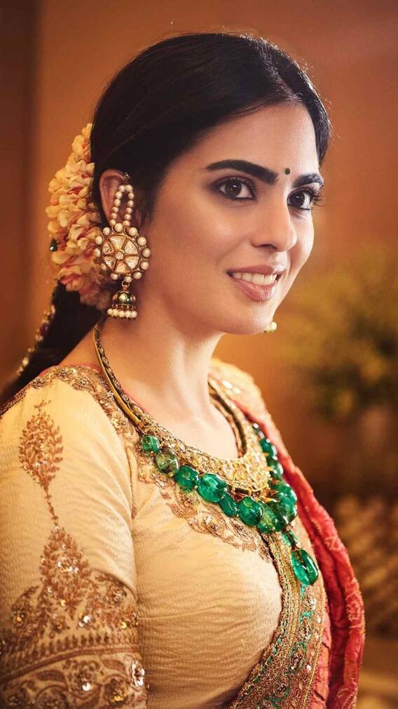 भाई की हल्दी में गजरा और साउथ इंडियन लंहगा पहन खूब जंचीं ईशा अंबानी