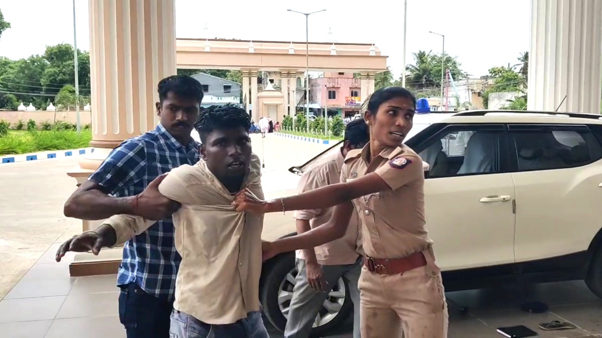 கலைஞர் வீடு கட்டும் திட்டம்; பட்டாவிற்காக தீக்குளிக்க முயன்ற இளைஞர் - மயிலாடுதுறையில் பரபரப்பு