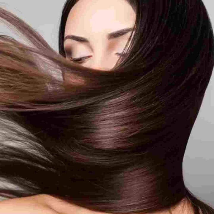 ਅੱਜ-ਕੱਲ੍ਹ ਔਰਤਾਂ ਵਿੱਚ ਹੇਅਰ ਬੋਟੌਕਸ ਟ੍ਰੀਟਮੈਂਟ ਕਾਫ਼ੀ ਰੁਝਾਨ ਬਣ ਰਿਹਾ ਹੈ। ਇਹ ਤੁਹਾਡੇ ਵਾਲਾਂ ਨੂੰ ਕੇਰਾਟਿਨ ਫਿਲਰ ਨਾਲ ਢੱਕਦੇ ਹਨ, ਜਿਸ ਨਾਲ ਤੁਹਾਡੇ ਵਾਲ ਰੇਸ਼ਮੀ ਅਤੇ ਚਮਕਦਾਰ ਬਣ ਜਾਂਦੇ ਹਨ। ਇਸ ਦੇ ਨਾਲ ਹੀ, ਕੁਝ ਔਰਤਾਂ ਇਸ ਦੀ ਬਜਾਏ ਕੇਰਾਟਿਨ ਦਾ ਇਲਾਜ ਕਰਵਾਉਣਾ ਪਸੰਦ ਕਰਦੀਆਂ ਹਨ। ਪਰ ਕੁਝ ਔਰਤਾਂ ਇਸ ਦੁਬਿਧਾ ਵਿੱਚ ਹਨ ਕਿ ਕੀ ਉਨ੍ਹਾਂ ਨੂੰ ਕੇਰਾਟਿਨ ਟ੍ਰੀਟਮੈਂਟ ਕਰਵਾਉਣਾ ਚਾਹੀਦਾ ਹੈ ਜਾਂ ਹੇਅਰ ਬੋਟੋਕਸ, ਆਓ ਜਾਣਦੇ ਹਾਂ ਇਸ ਬਾਰੇ।