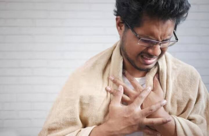 શરીરના ઘણા ભાગો પહેલાથી જ સંકેત આપવા લાગે છે કે હૃદય ગંભીર સ્થિતિમાં છે. આવી સ્થિતિમાં જો આ સંકેતોને નજરઅંદાજ કરવામાં આવે તો હાર્ટ એટેક આવી શકે છે. સામાન્ય રીતે લોકો પ્રશ્ન કરે છે કે જો હાર્ટ એટેક આવે તો વ્યક્તિ કેટલો સમય જીવિત રહી શકે? ચાલો આ વિશે જાણીએ.