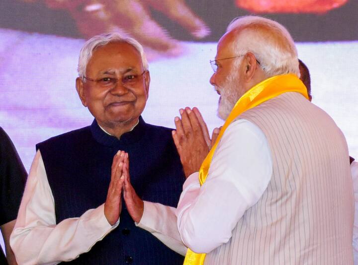 बिहारशरीफ से ताल्लुक रखने वाले मनीष कुमार ने कहा कि बाहर से आए अनजान पदाधिकारी (खुद के संदर्भ में) को नीतीश कुमार ने पूर्णिया और पटना डीएम बना दिया.