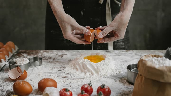6. Use Healthy Batter and Coating: Opt for healthier batters and coatings to add a nutritional boost to your fried snacks. Whole grain flour, chickpea flour, or even a mix of rice flour and semolina can provide a crisp texture while adding fibre and nutrients to your diet.  (Image Source: Canva)
