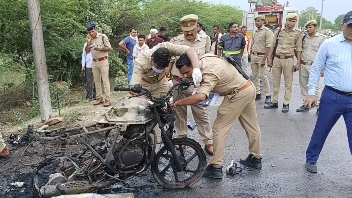 महोबा में भीषण सड़क हादसा, बाइकों में टक्कर के बाद लगी आग, मामा-भांजे समेत 4 की मौत