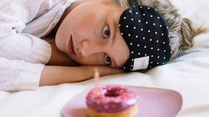 সকালে ঘুম থেকে ওঠার পর খিদে পাওয়া খুব স্বাভাবিক। কিন্তু খিদের জেরে যা খুশি খেয়ে নেওয়া মোটেও স্বাস্থ্যকর নয়। এমন অনেক খাবার রয়েছে, যা খেলে সাময়িকভাবে পেট ভরলেও তাতে ক্ষতির আশঙ্কা রয়েছে।