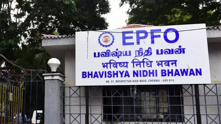 यानी अगर किसी का अकाउंट फ्रीज कर दिया जाता है तो इसमें सुविधाओं के इस्तेमाल पर रोक लग जाती है. इसके बाद इसे डी फ्रिज करना होता है जिसके लिए एक वेरिफिकेशन प्रोसेस होती है. ईपीएफओ ने इसके लिए अब टाइम बढ़ा दिया है.