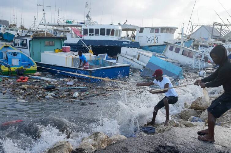 America Hurricane Beryl update eight people died due to Beryl storm in America power cut to 20 lakh houses America Hurricane Beryl : अमेरिका में बेरिल तूफान ने मचाई तबाही, 20 लाख घरों में छाया अंधेरा, 8 लोगों की मौत