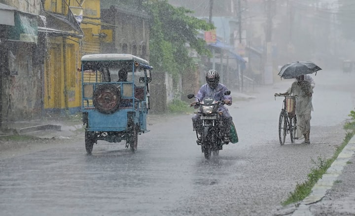 বৃহস্পতিবার আংশিক মেঘলা থাকবে শহর কলকাতার আকাশ। কিছু এলাকায় বজ্রবিদ্যুৎ সহ হালকা থেকে মাঝারি বৃষ্টিও হতে পারে। ছবি সূত্র- পিটিআই
