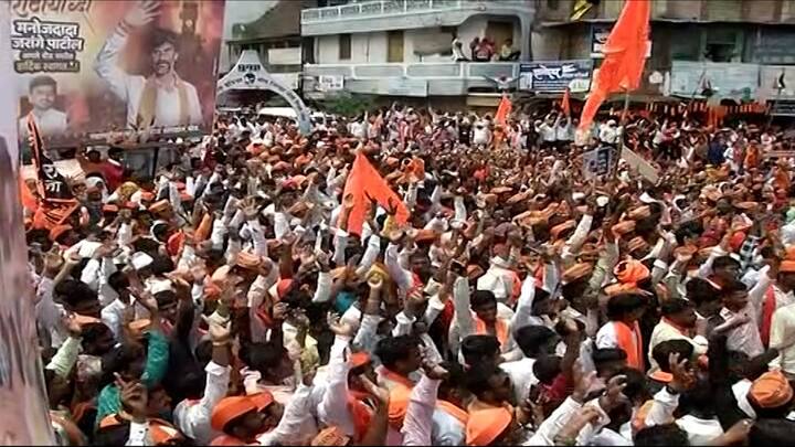 मनोज जरांगे यांचाही बीडमधील गर्दी पाहून उत्साह वाढल्याचं दिसून आलं. मराठा समाजाचे आभार मानताना जरांगे यांनी सरकारला इशाराही दिला आहे. तसेच, मराठा समाज आरक्षण घेतल्याशिवाय गप्प राहणार नाही, असेही जरांगे यांनी म्हटले.