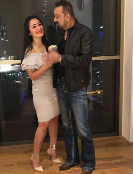 एक्टर संजय दत्त ने दिलनवाज शेख के साथ साल 2008 में शादी की थी. शादी के बाद उनका नाम मान्यता रखा गया और इस कपल के दो बच्चे हैं. संजय और मान्यता हैपिली मैरिड कपल हैं.