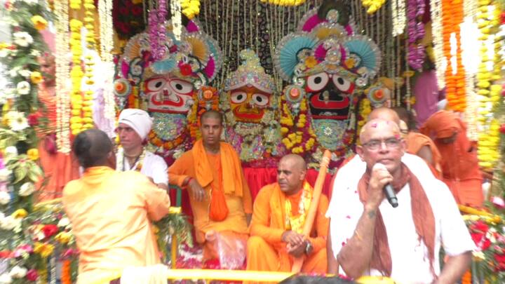 भगवान जगन्नाथ की पूजा-अर्चना कर देश की राज्य की और जिले की जनता की खुशहाली की कामना की.  भगवान जगन्नाथ  25 फुट ऊंचे रथ में सवार होकर शहर भ्रमण पर निकले.  