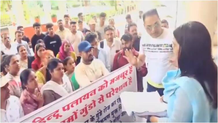 Indore Hindu families Alliagtion to force to migrate met local ADM in MP ann MP: 'हिंदू पयालन को मजबूर', बैनर लेकर इंदौर में ADM के पास पहुंचे लोग, क्या है पूरा मामला?