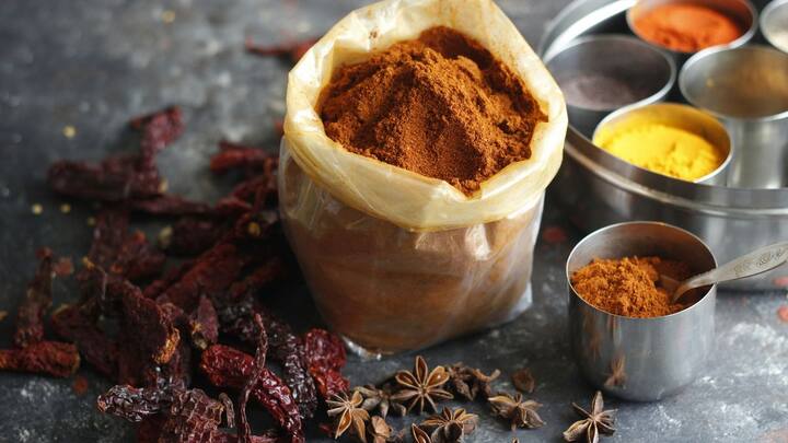 உதாரணமாக, மல்லி, மிளகாய் உள்ளிட்டவற்றை வாங்கி வெயிலில் காயவைத்து பொடியாக அரைத்து காற்று புகாத, ஈரப்பதம் இல்லாத டப்பாவில் சேமித்து வைக்கவும். அதன் தரம் மாறாமல் இருக்கும். கடைகளில் கிடைக்கும் பொடி வகைகளில் நீண்டநாள் கெட்டுப்போகாமல் இருக்க ரசாயனம் சேர்க்கலாம்.