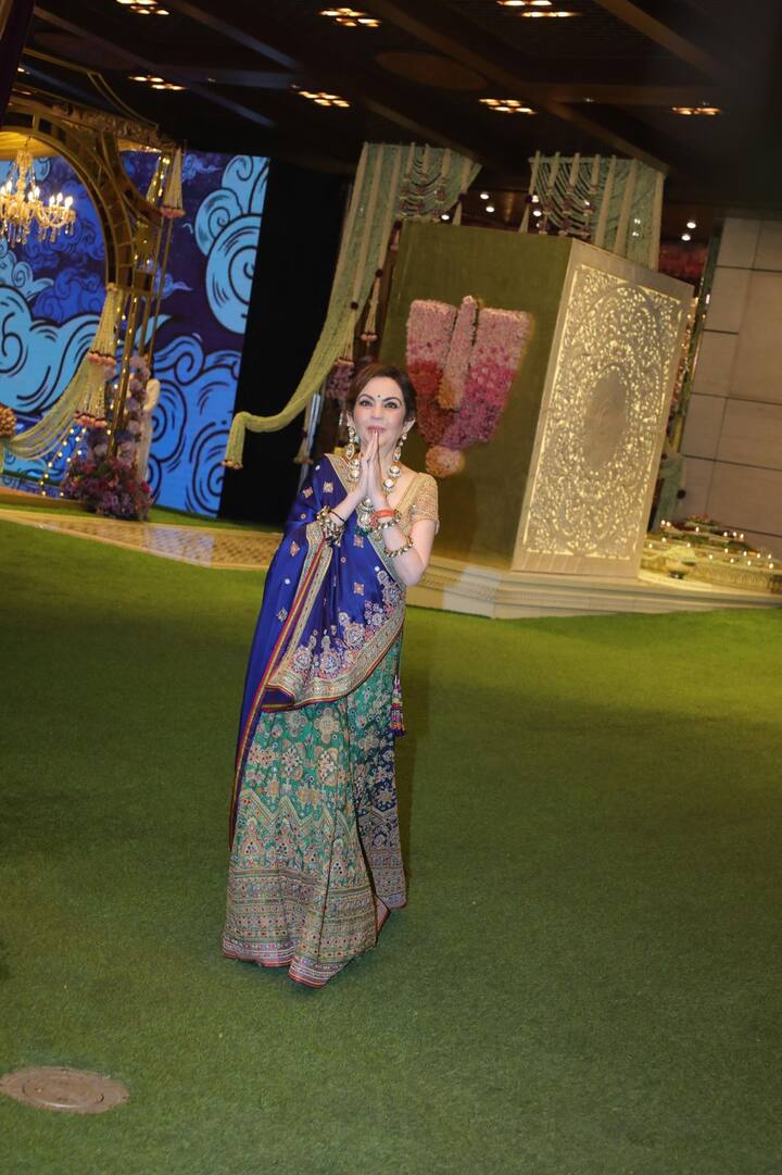 नीता अंबानी के लहंगे के बॉर्डर पर जिगजैग लाइन में एम्ब्रॉइडरी की गई थी. वहीं जिस चीज ने सबसे ज्यादा ध्यान खींचा वो नीता अंबानी का ब्लाउज था. बता दें कि नीता ने कोई आम ब्लाउज नहीं पहना था बल्कि उन्होने सोने का ब्लाउज पहना हुआ था जिसे चंदन हार और चांद के धागों से बनाया गया था.